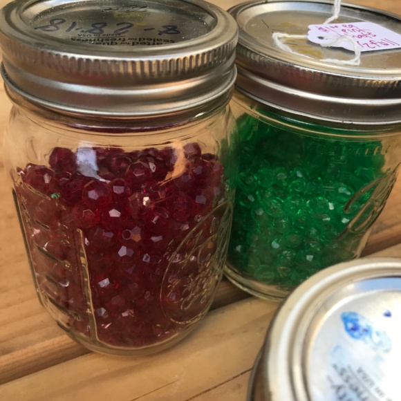 Plastic beads in variety of colors/shapes - Picture 7 of 8